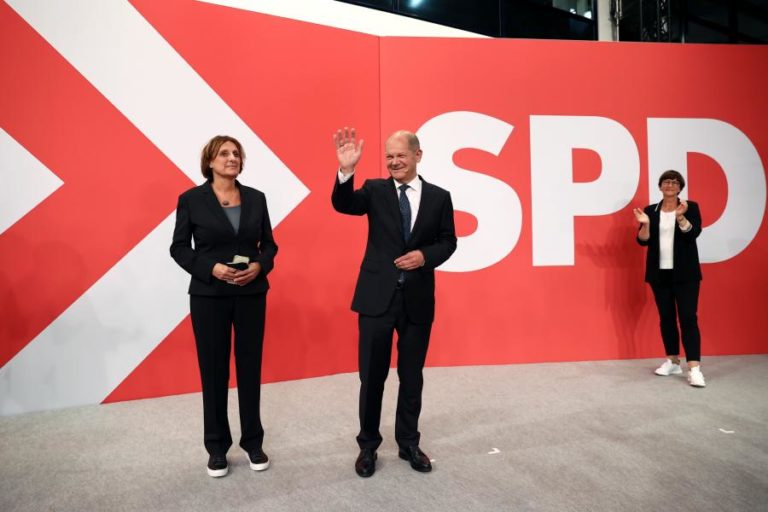 Alemanha/Eleições: Sociais-democratas reclamam vitória perante mínimo histórico dos conservadores