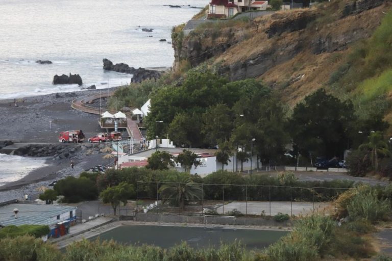 Derrocada de grandes dimensões numa praia do Funchal sem vítimas
