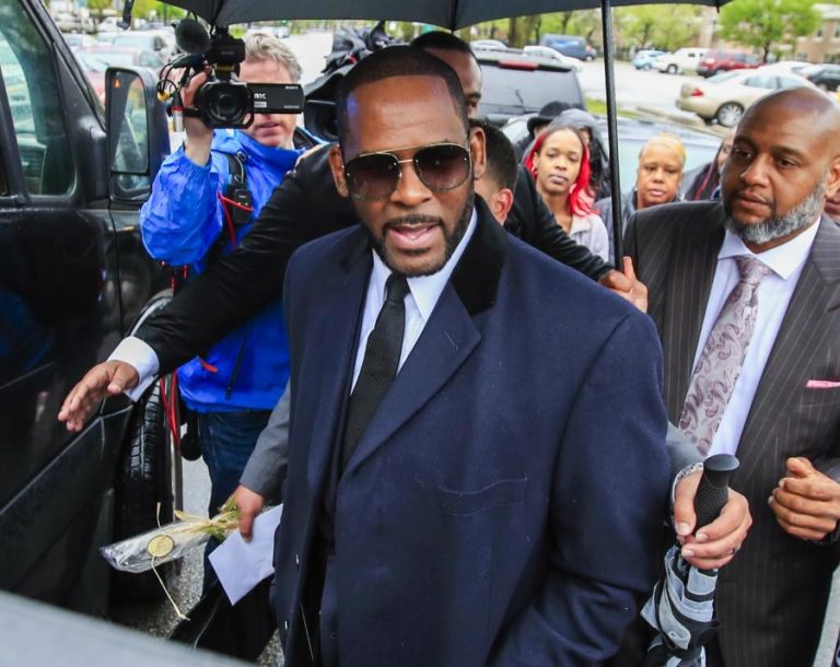 Cantor R. Kelly declarado culpado por crime organizado e tráfico sexual
