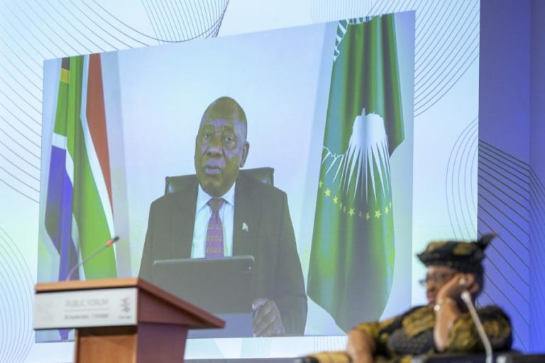 Covid-19: Presidente sul-africano pede à OMC alívio urgente dos direitos de propriedade intelectual sobre vacinas