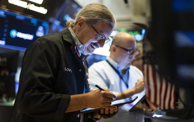 Bolsa de Nova Iorque em terreno misto em dia de novos dados económicos
