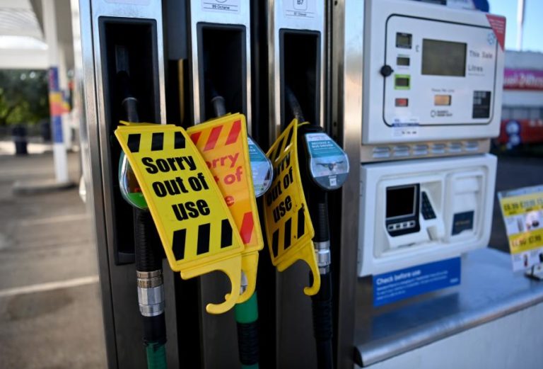 Portugueses afetados pela escassez de combustível no Reino Unido 