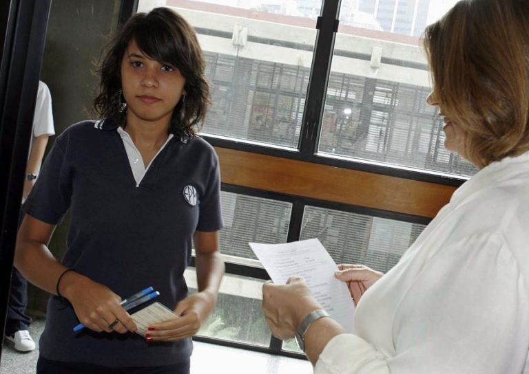 Covid-19: Macau vai exigir vacina ou teste semanal a docentes e alunos