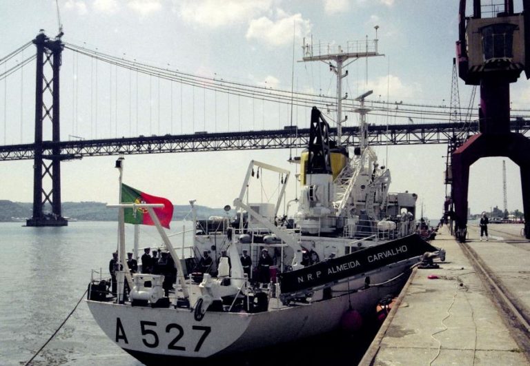 Navio hidro-oceanográfico português em operação de controlo de microplásticos em Cabo Verde