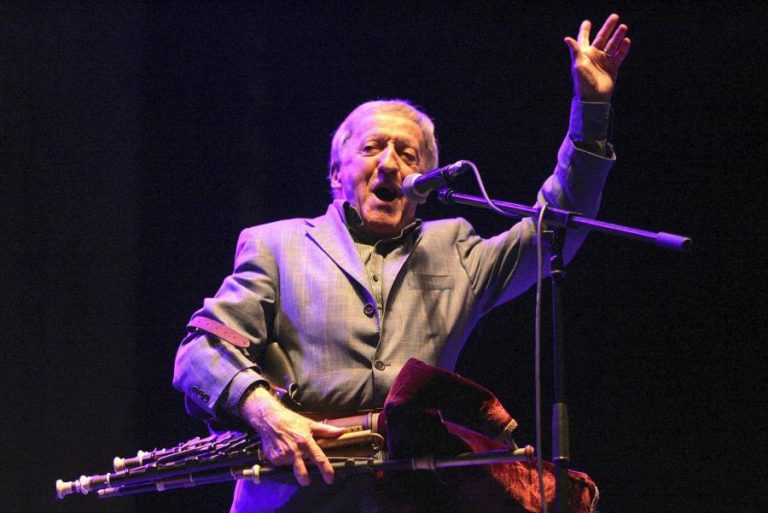 Líder da banda histórica irlandesa The Chieftains, Paddy Moloney, morre aos 83 anos