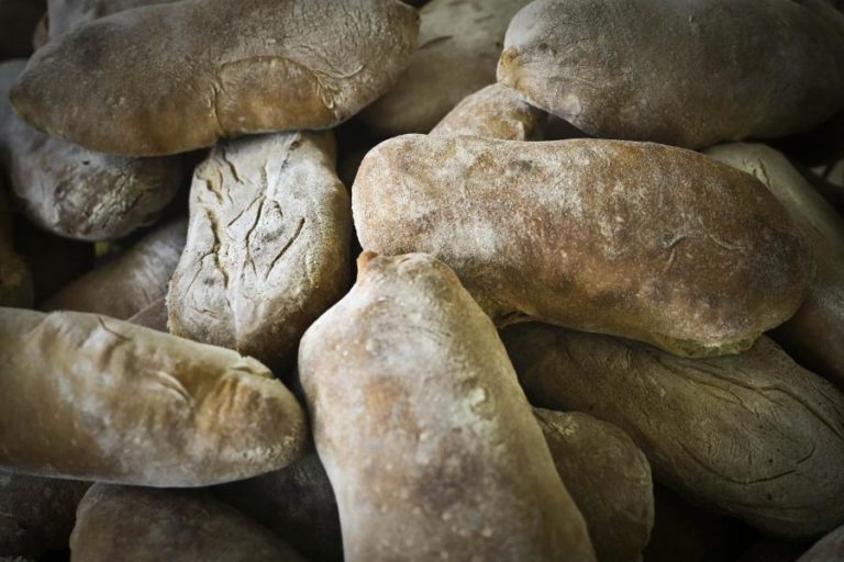 Governo moçambicano e panificadores assinam memorando para evitar subida de preço do pão