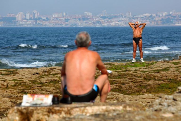 Praia da Parede em Cascais interdita a banhos