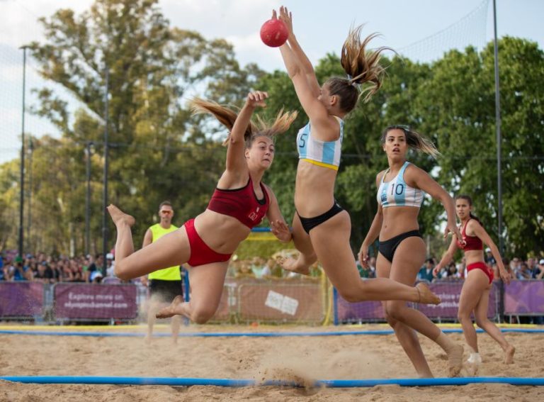Uso de biquíni no andebol de praia feminino deixa de ser obrigatório