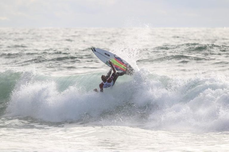 Surfistas Frederico Morais e Afonso Antunes eliminados na Ericeira