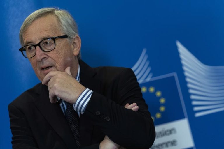 Juncker considera “sanção financeira” à Polónia mais importante do que a jurídica