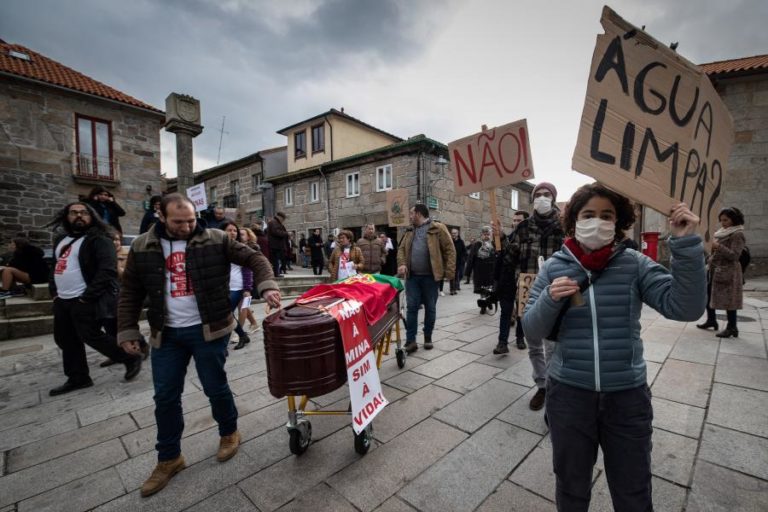 Mais de mil pessoas protestam contra prospeção de lítio na Serra d’Arga