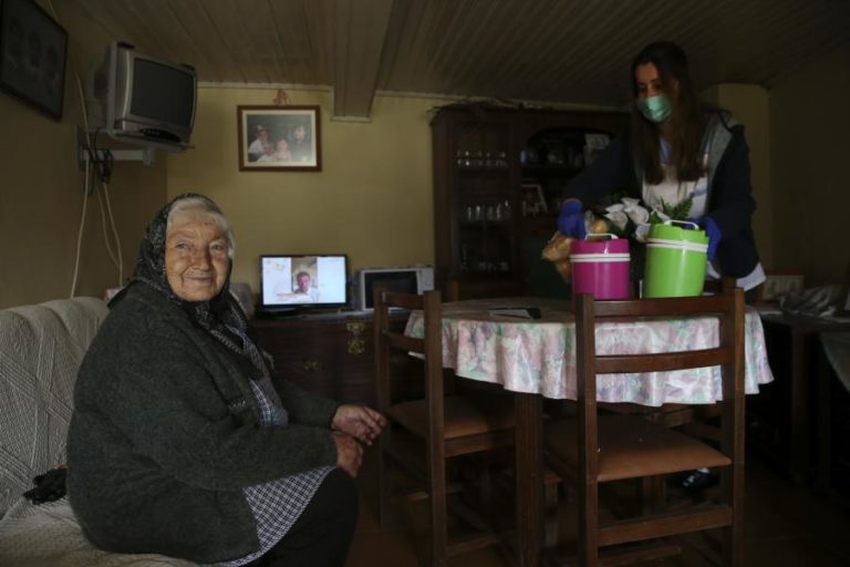 Governo quer rever apoio domiciliário e chegar a mais 35.400 pessoas