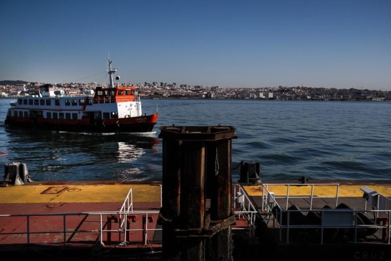 Mais carreiras fluviais suspensas hoje à tarde entre Cacilhas e Lisboa