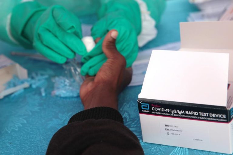 Covid-19: Angola regista terceira vaga da pandemia com pico este mês