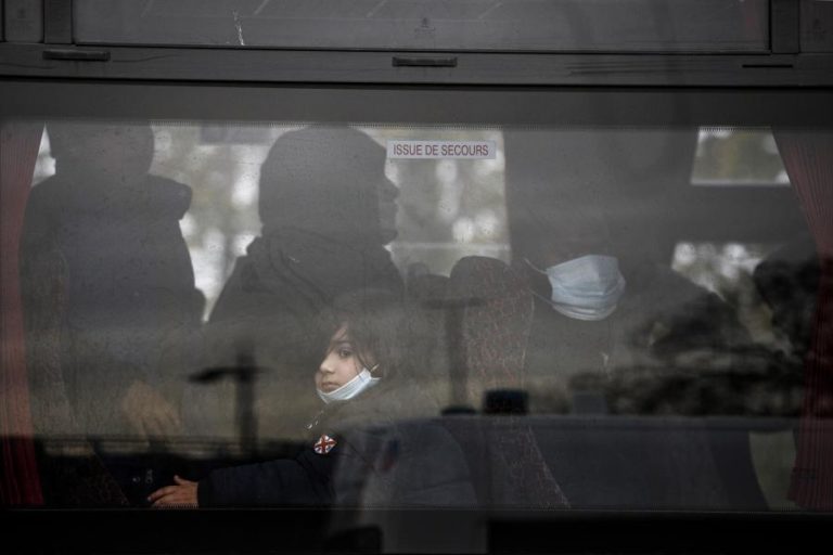Migrações: Refugiados ocupam estação ferroviária em França após interrupção de acolhimento