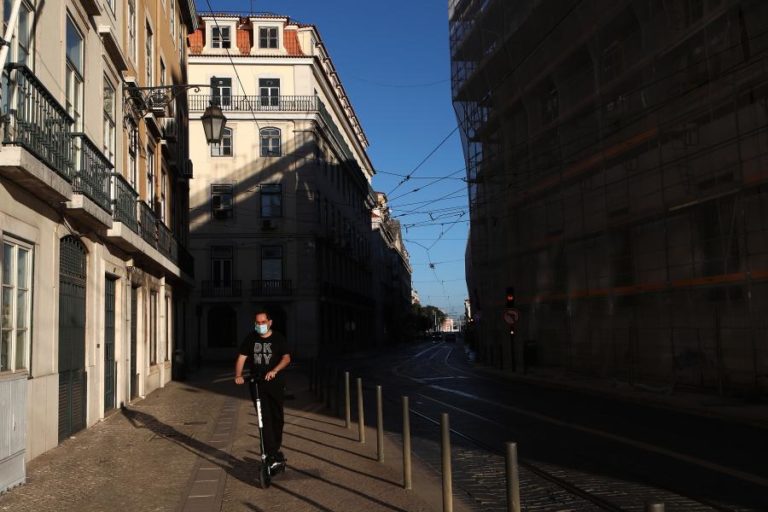 Covid-19: Incidência abaixo dos 100 casos por 100 mil habitantes e Rt sobe ligeiramente