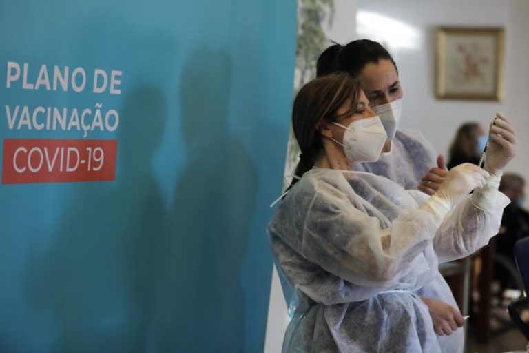 Covid-19: Portugal com 86% da população completamente vacinada
