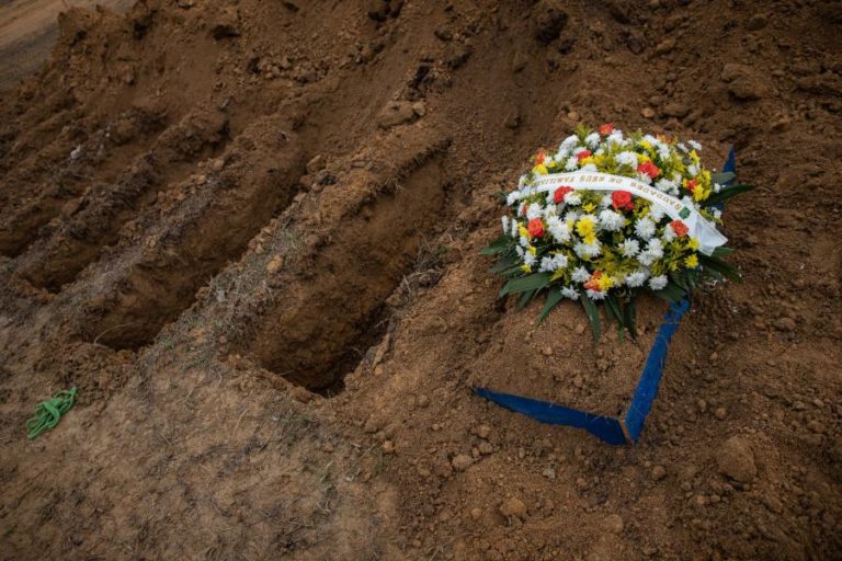 Covid-19: Pandemia já matou pelo menos 4,92 milhões de pessoas em todo o mundo