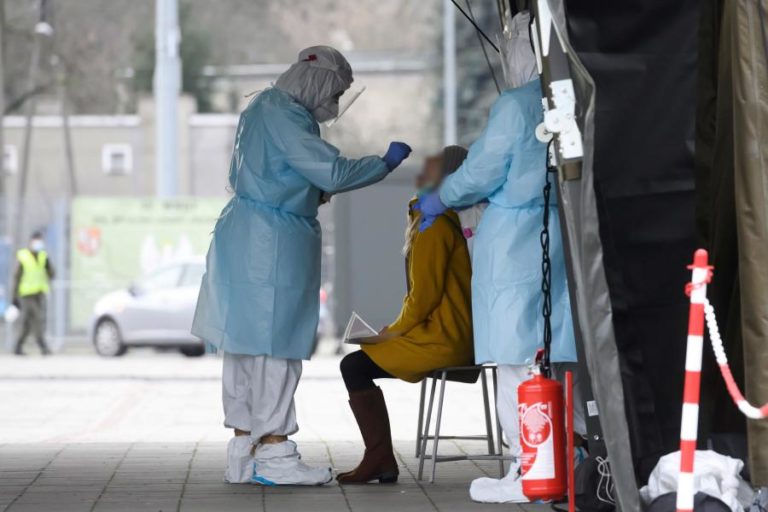 Covid-19: Casos de infeção na Polónia atingem novo máximo desde maio