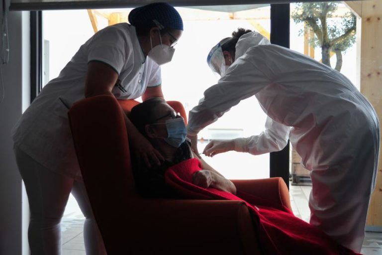Covid-19: Terceira dose da vacina “é essencial” para pessoas vulneráveis — OMS Europa