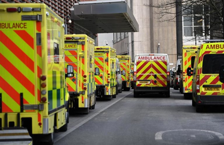 Covid-19: Resposta inicial britânica causou mais mortes, segundo um relatório parlamentar