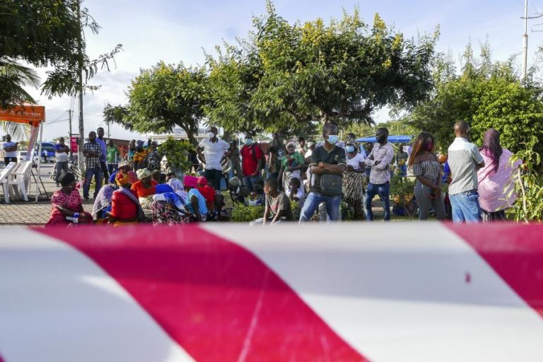 Sobe para 14 número de mortes após naufrágio no norte de Moçambique