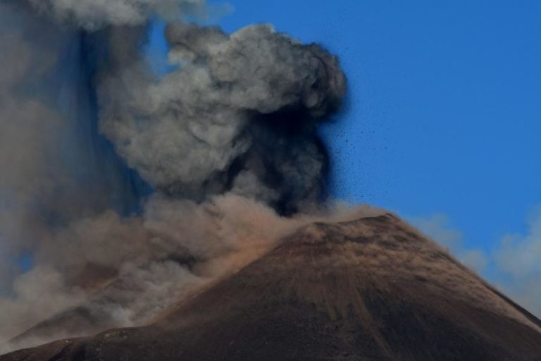 Vulcão italiano Etna tem nova erupção e provoca chuva de cinzas