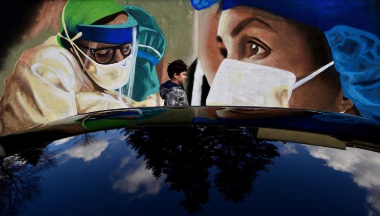 Covid-19: Pandemia já matou pelo menos 4,84 milhões de pessoas no mundo