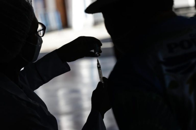 Covid-19: Só 1 em cada 7 doses de vacinas prometidas aos países pobres foi entregue