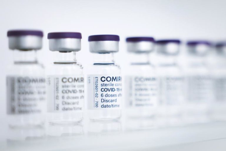 Covid-19: Dose de reforço da Pfizer “pode ser considerada” para maiores de 18 anos, segundo a EMA