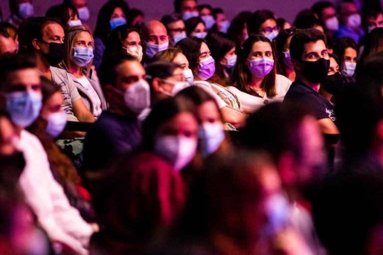 Covid-19: Espetáculos com lotação a 100% “com lugares sentados e/ou em pé” – DGS