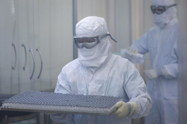 Covid-19: Fiocruz e AstraZeneca acordam produção de 60 milhões vacinas em 2022