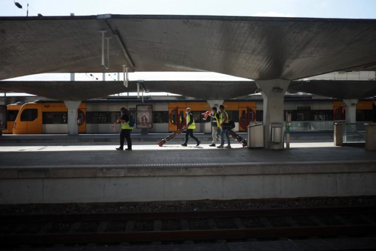Greve levou à supressão de mais de metade dos comboios até às 08:00