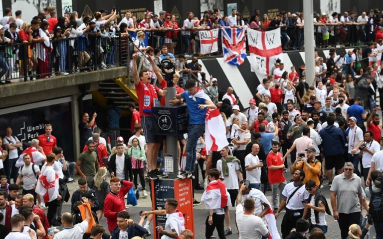 Inglaterra joga uma partida à porta fechada após violência na final do Euro2020