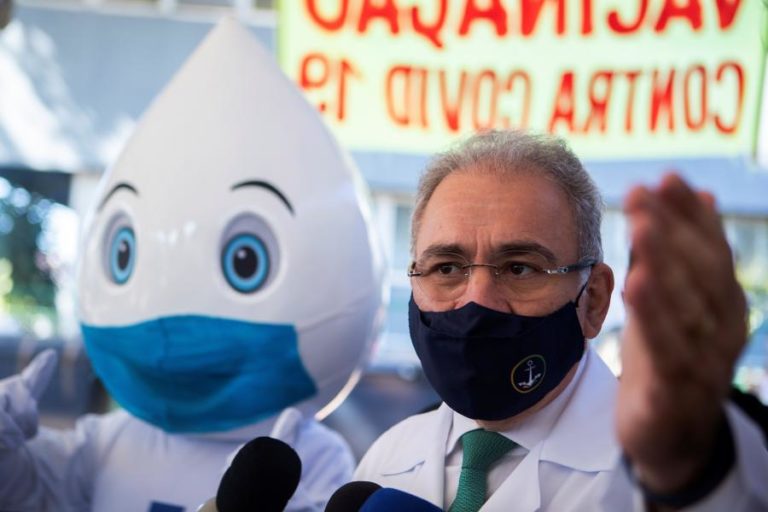 Covid-19: Ministro brasileiro diz que vacinar 10 milhões não é igual a 180 milhões