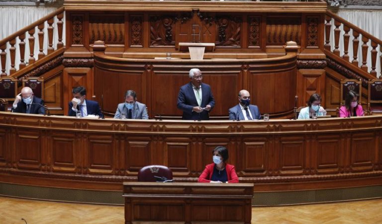 Covid-19: Parlamento levanta hoje parte das restrições, máscaras mantém-se