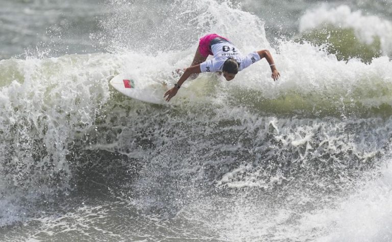 Surfistas portuguesas Teresa Bonvalot e Carolina Mendes em frente na Ericeira