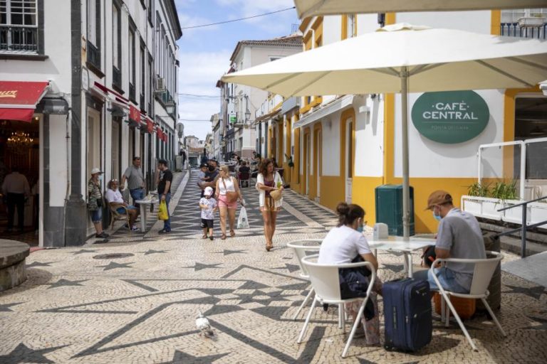 Covid-19: Incidência por 100 mil habitantes continua a descer, transmissibilidade sobe