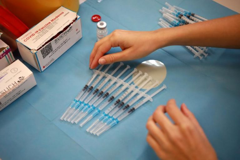 Covid-19: Mais de 43 mil pessoas vacinadas foram infetadas e 467 morreram — relatório