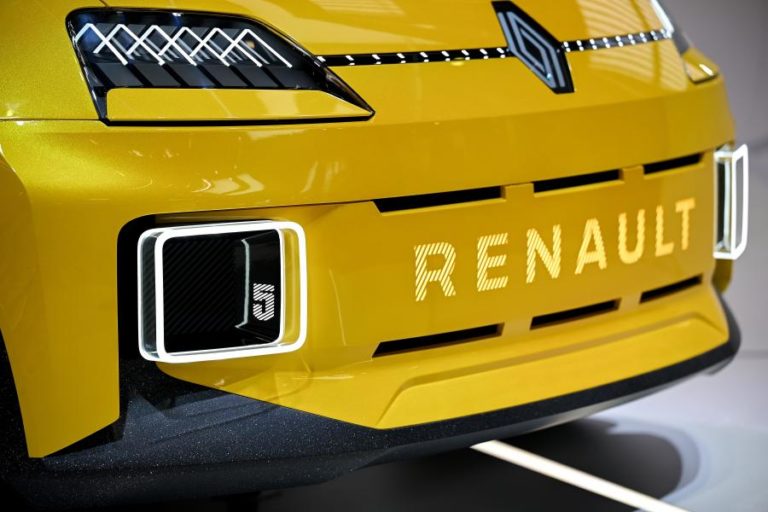 Renault corta produção de 500.000 veículos devido à pandemia e problemas de fornecimento
