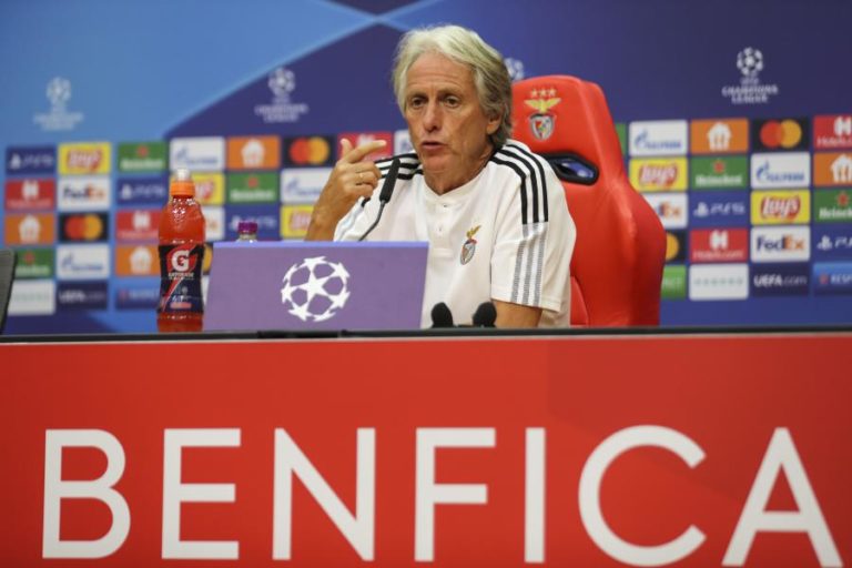 Jesus confessa paixão pelo futebol brasileiro mas diz que a Luz é a sua casa