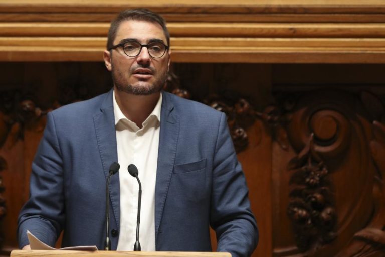OE2022: PCP fala em perspetivas de crescimento de 5,5% e questiona ausência de aumentos salariais