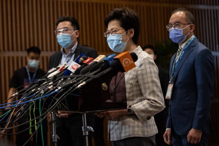 Líder de Hong Kong diz que eleições serão “abertas e justas” ao abrigo da lei de Pequim