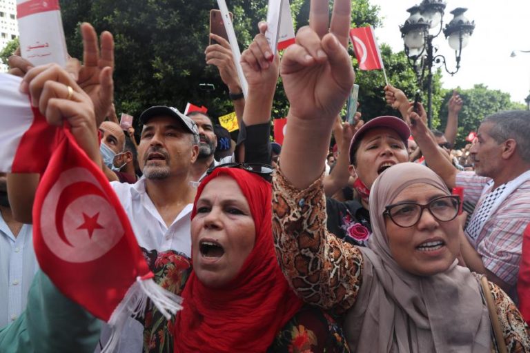 Mais de 5.000 manifestantes em Tunes para denunciar “golpe” do presidente Saied