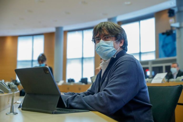 TC espanhol aprova validade dos mandados de detenção contra Carles Puigdemont