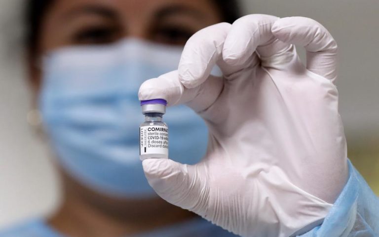 Covid-19: vacina de Pfizer é “eficaz” a prevenir hospitalizações por seis meses