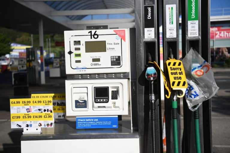 Militares começam a distribuir combustível na segunda-feira no Reino Unido