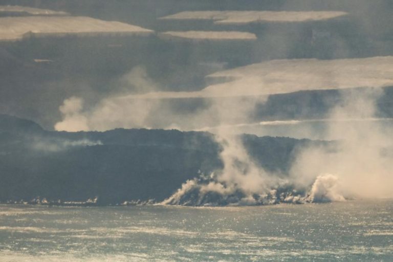 Lava que caiu no mar de vulcão nas Canárias já aumentou a ilha em mais de 20 hectares