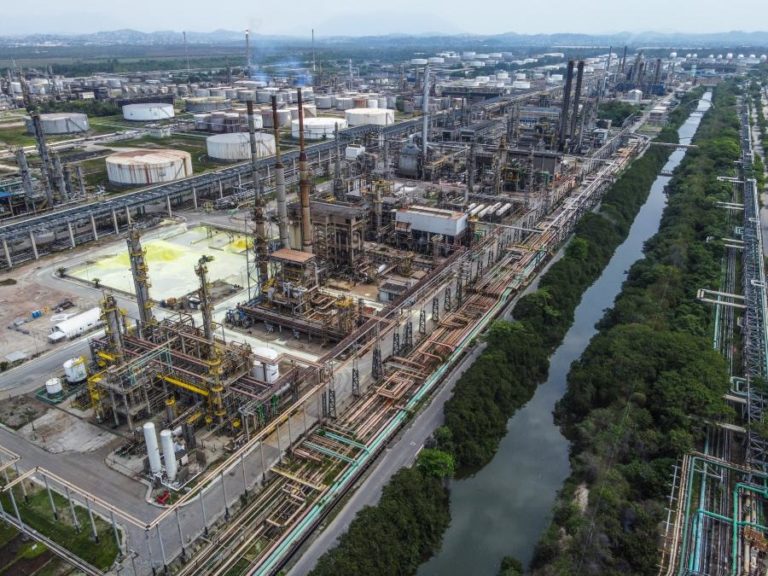 Petrolífera brasileira Petrobras afirma distribuir altos lucros à sociedade