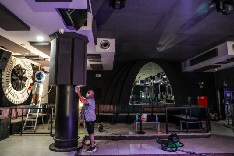 Covid-19: Lojas e restaurantes sem restrições e discotecas e bares reabrem hoje
